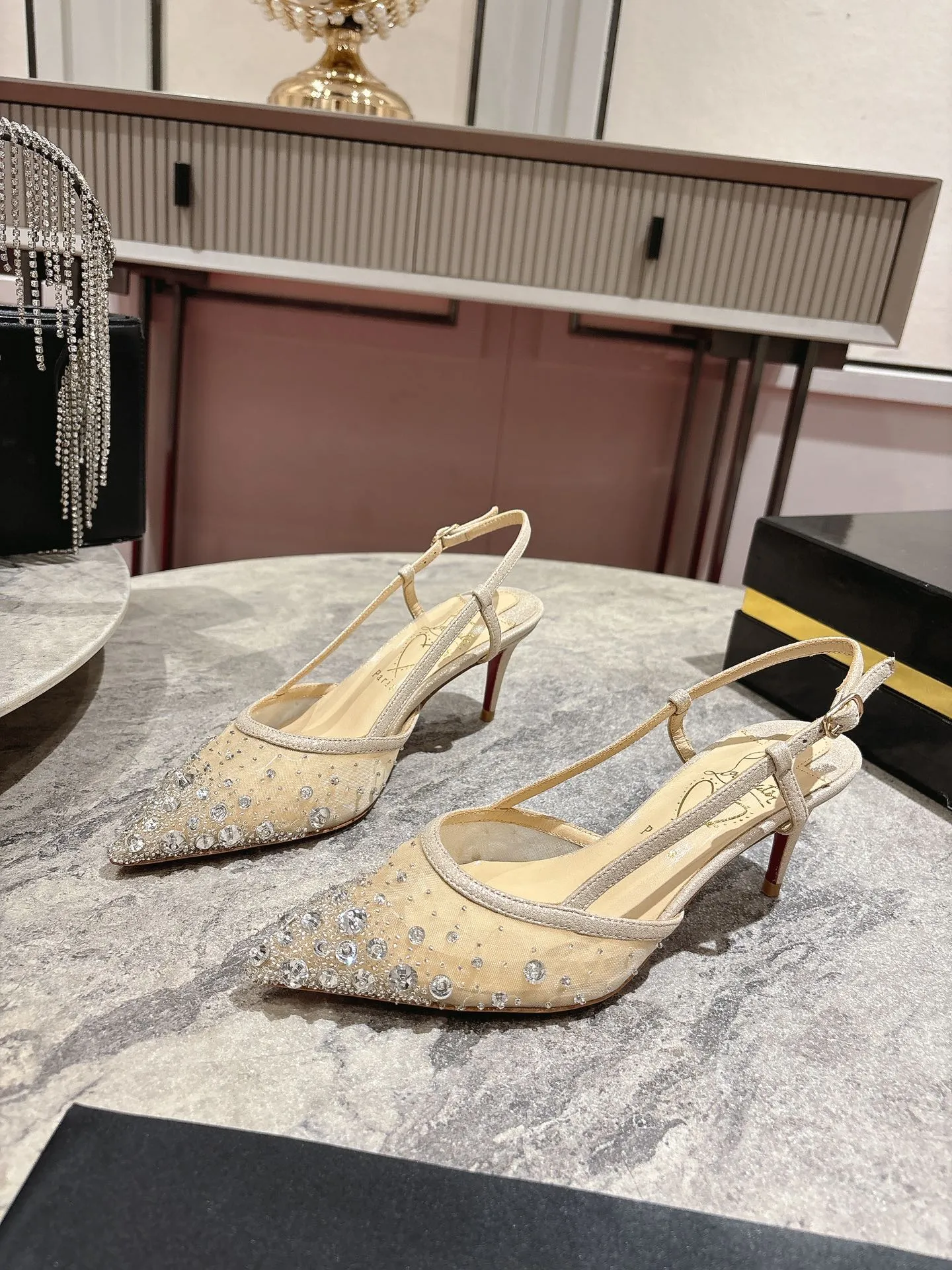 👟👟Ex-factory price 740👟👟 🆑❥∙ Mesh seam drill (single shoe)🦋✪ꫛꫀw.✔︎ This style features a slightly pointed toe made from white mesh with crystal beads and diamonds, a 65mm heel height, hand-placed crystals added to the front, and our signature Louboutin red sole with Christian Louboutin's signature and heart-shaped imprint logo on the insole. Size: 34 yards-42 yards (34.40.41.42. Customized, non-returnable and non-exchangeable‼️) Heel height: 6.5cm Color: White Apricot